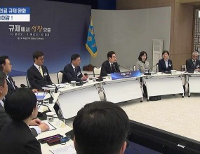 [앵커멘트]
이재명 대통령이 첨단재생의료 활성화를 위한 규제 완화를 주문했습니다.

관련 업계에선 산업 활성 기대감이 커지고 있는데요.

다만, 위험성이 큰 치료인 만큼, 적절한 균형이 필요하단 지적도 나옵니다.

서지은 기자입니다.

[기사내용]

첨단재생의료란 장기를 회복 재생시키는 치료법으로, 세포 유전자 치료가 대표적입니다.

이재명 대통령은 최근 '2차 핵심규제 합리화 전략회의'에서 보건복지부 등 관련 부처에 첨단재생의료 규제 완화를 주문했습니다.

[이재명 대통령 : 현장 이야기들 충분히 들어보고, 수용 가능한 범위에서 위험 요소들은 최대한 제거하면서 자유롭게 창의성을 발휘할 수 있도록 해야 하지 않냐는 생각이 듭니다. ]

첨단재생의료는 치료 효과가 높기 때문에 말기 암 환자들은 일본으로 원정 치료를 떠나기도 합니다.

복지부는 지난 2월 첨생법을 개정해 임상 연구 가능 범위를 모든 질환으로 확대하면서, 산업 활성 기대감이 커졌습니다.

업계 관계자는 